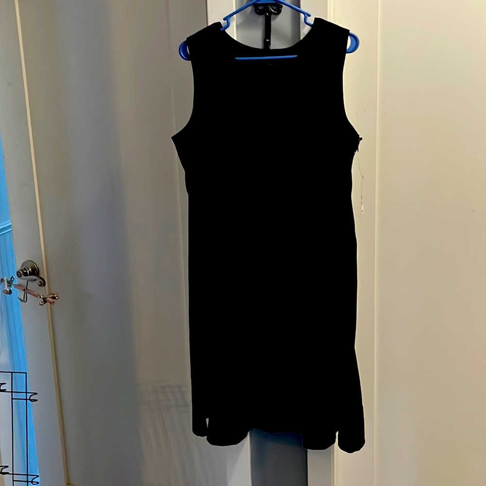women’s black sleeveless dress